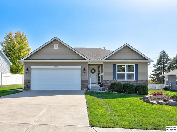 21219 McClellan Dr, Gretna, NE 68028