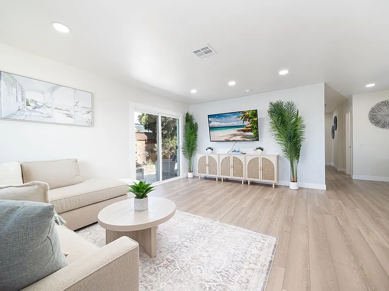 5019 Ensign St — Photo 1