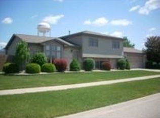 2000 Jasmine Dr, Crest Hill, IL 60403