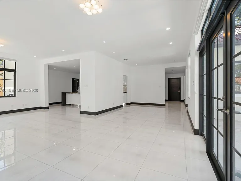 519 Alhambra Cir — Photo 30