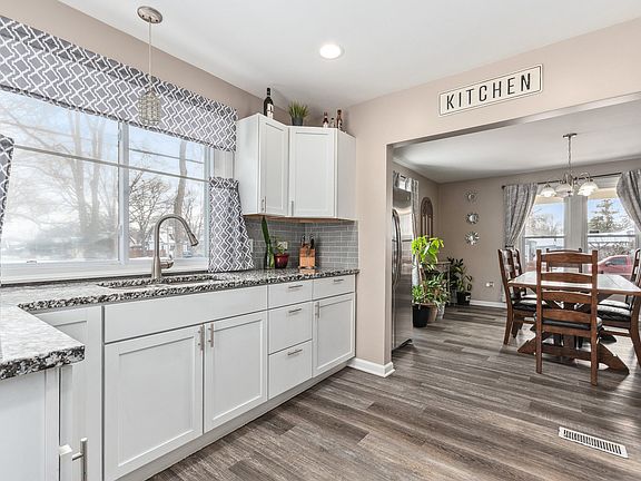 5th image of 552 Simms St