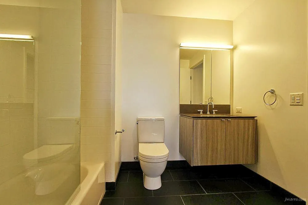 Luxury Mission Condo - 2 bed + office w/ parking — Photo 3