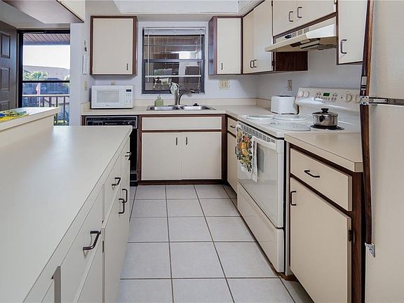 3rd image of 937 Capri Isles Blvd APT 58