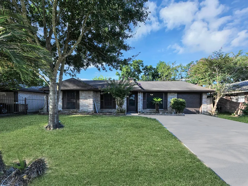3806 Charriton Dr