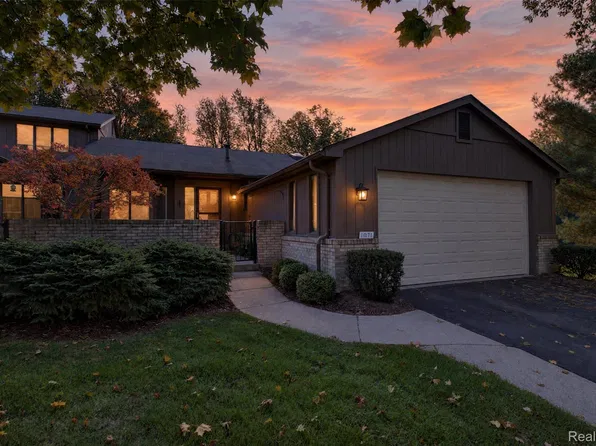 1071 Oak Pointe Dr #36, Waterford, MI 48327