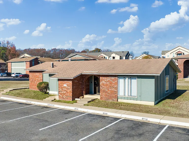 Parker Place Apartments — Photo 13