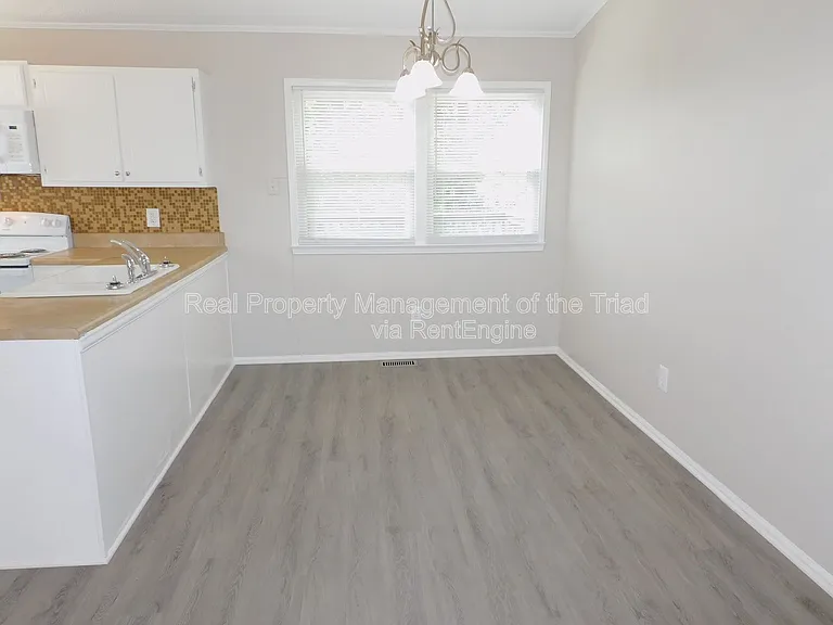 911 Tipperary Dr — Photo 10