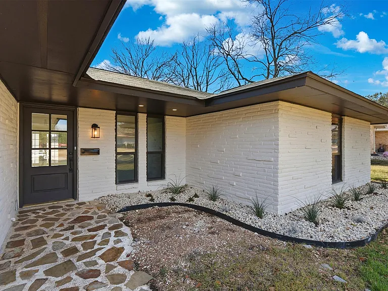 100 Howard Dr — Photo 1