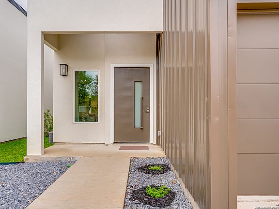 3rd image of 2539 Manor Heights