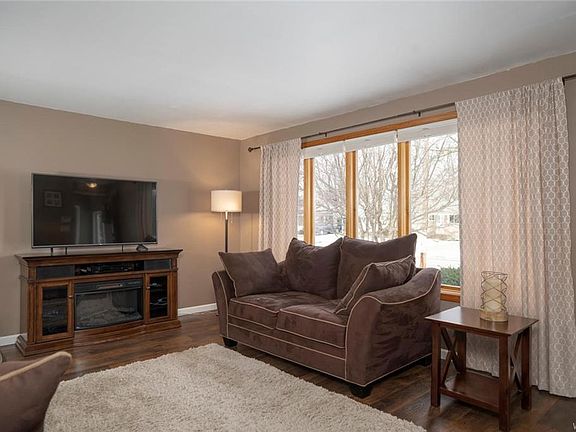 3rd image of 85 Idlewood Dr