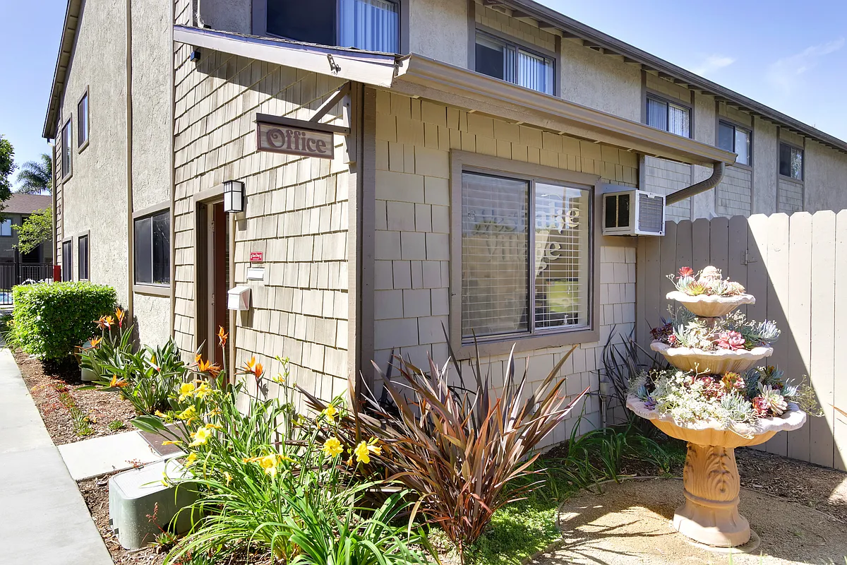 Building Photo - Westlake Village