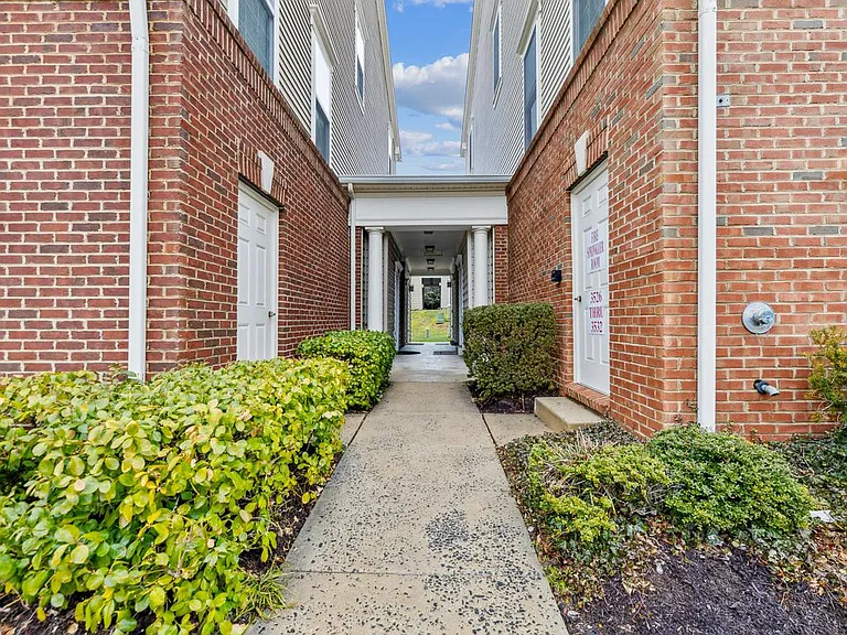 3526 Huntley Manor Ln — Photo 2