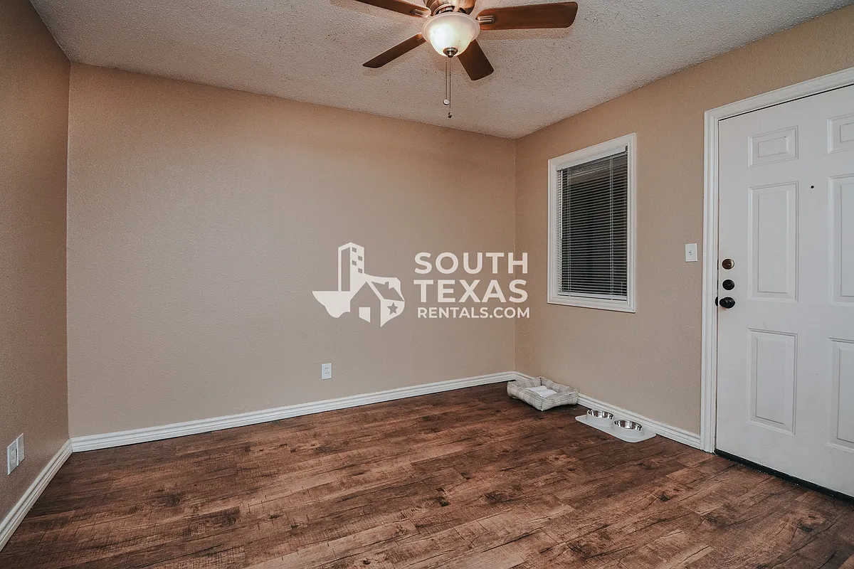 Photo 2 of 9 - 1811 Lawndale Ave #8 - Victoria, TX Building Photo - 1811 Lawndale Ave #8