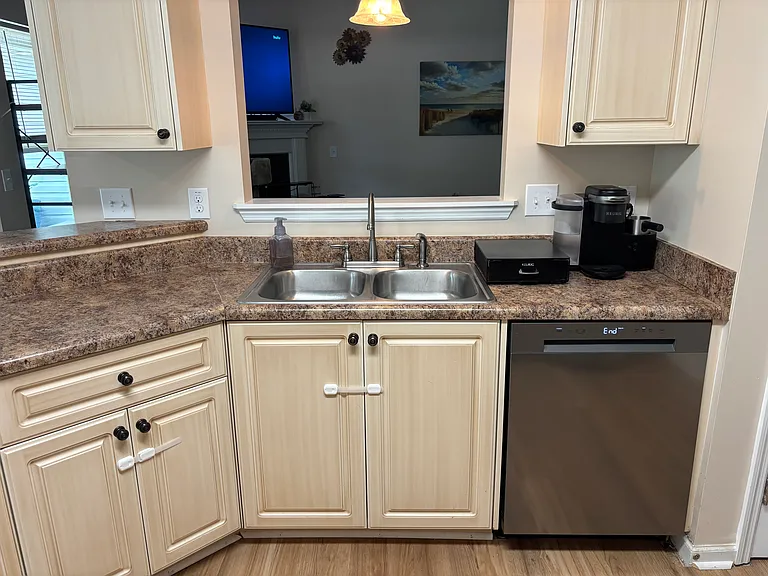 3152 Alexandria Dr — Photo 7