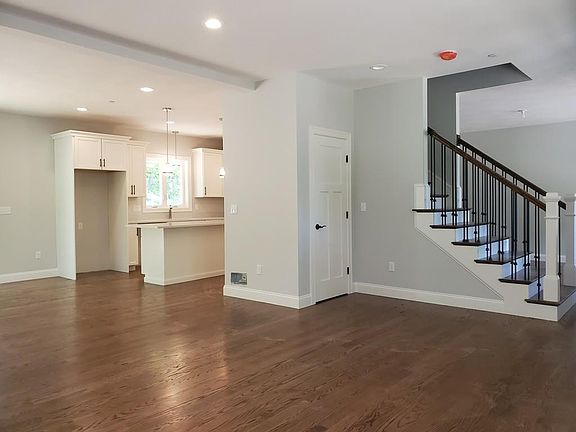 5th image of 4 Valerie Ct #L