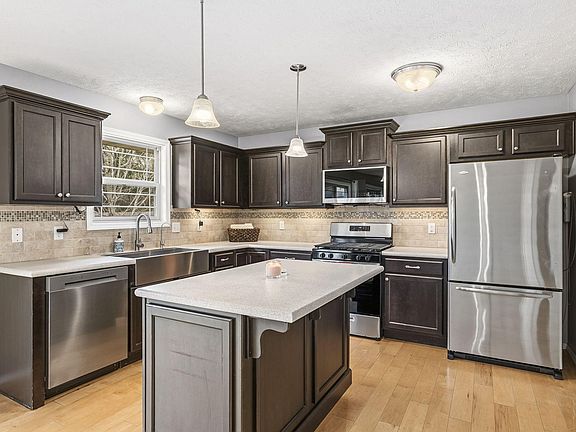 5th image of 252 Maplewood Drive
