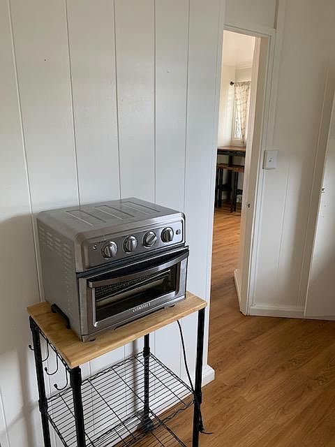 Oven and table in the picture not include it
