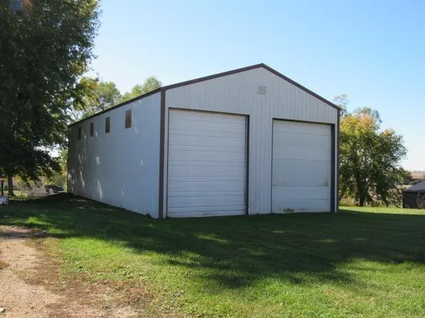W Grove St, Wyoming, IA 52362