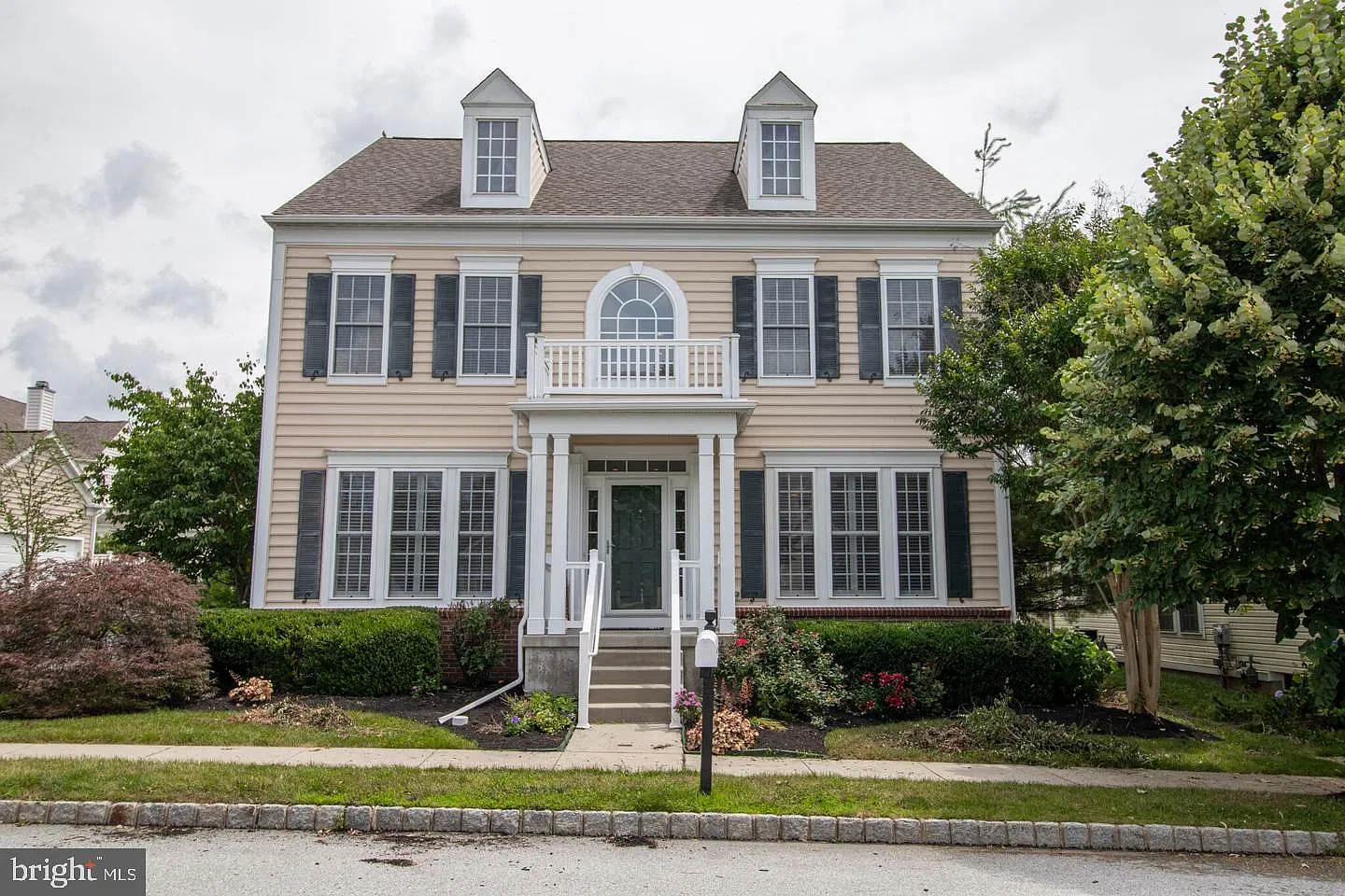 4 bed, 3.5 bath, 4305 sqft, $4,200 — Photo 1