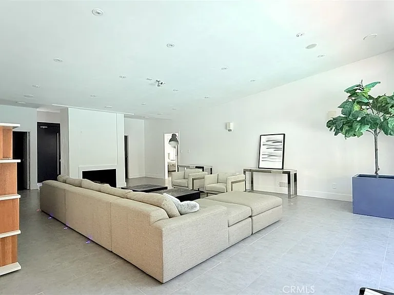 1801 Roscomare Rd — Photo 5