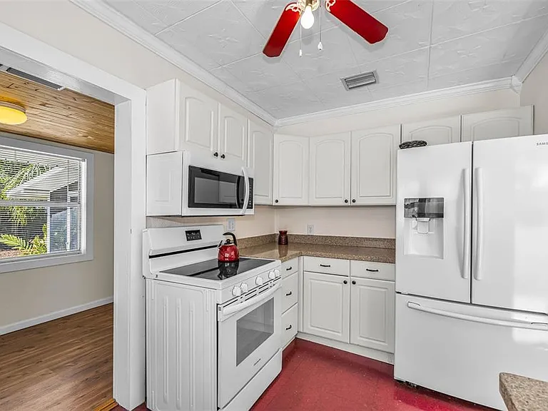 525 Bay St — Photo 16