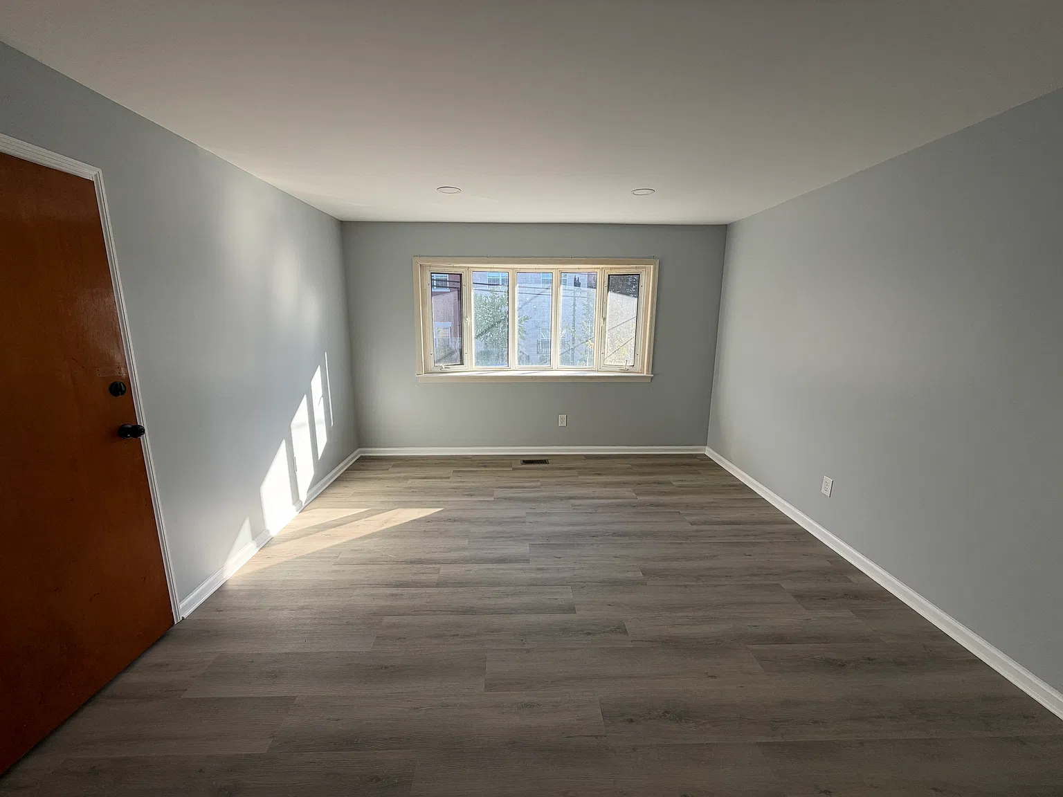 3 bed, 900 sqft, $2,800 — Photo 2
