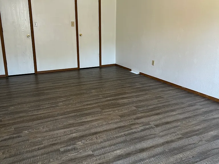 1022 Village Ln — Photo 6