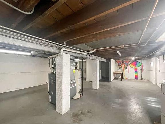 4th image of 4828 Carey St