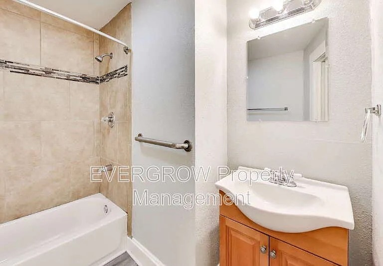 415 N Oxford St — Photo 15
