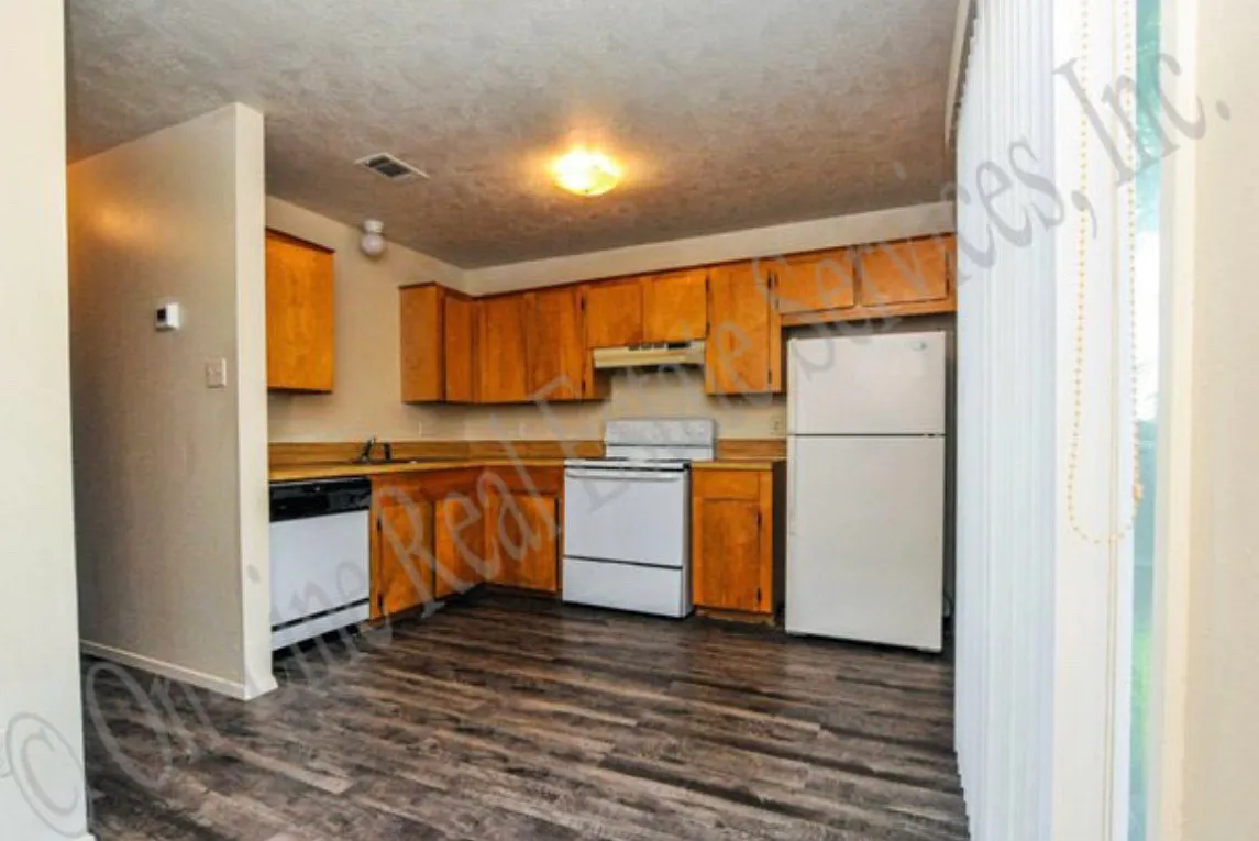 2 bed, 1.5 bath, 944 sqft, $925 — Photo 3
