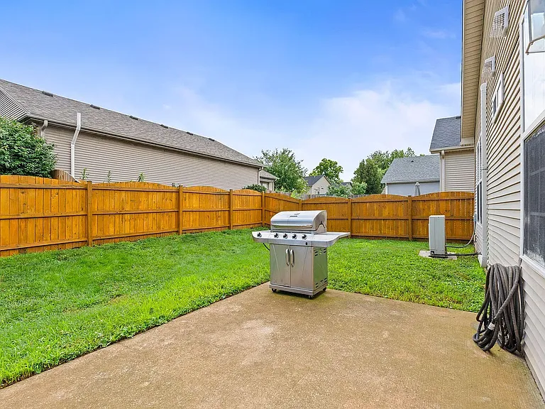 220 Shannon Ct — Photo 30