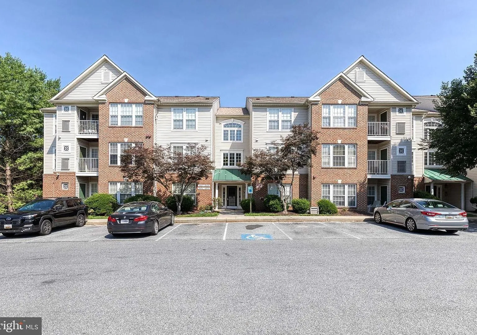 Gorgeous 2bd 2bth Penthouse Condo Completely Updated & Ready To Move In! — Photo 1