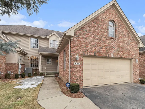 8095 Woodstone Ct, Grand Blanc, MI 48439