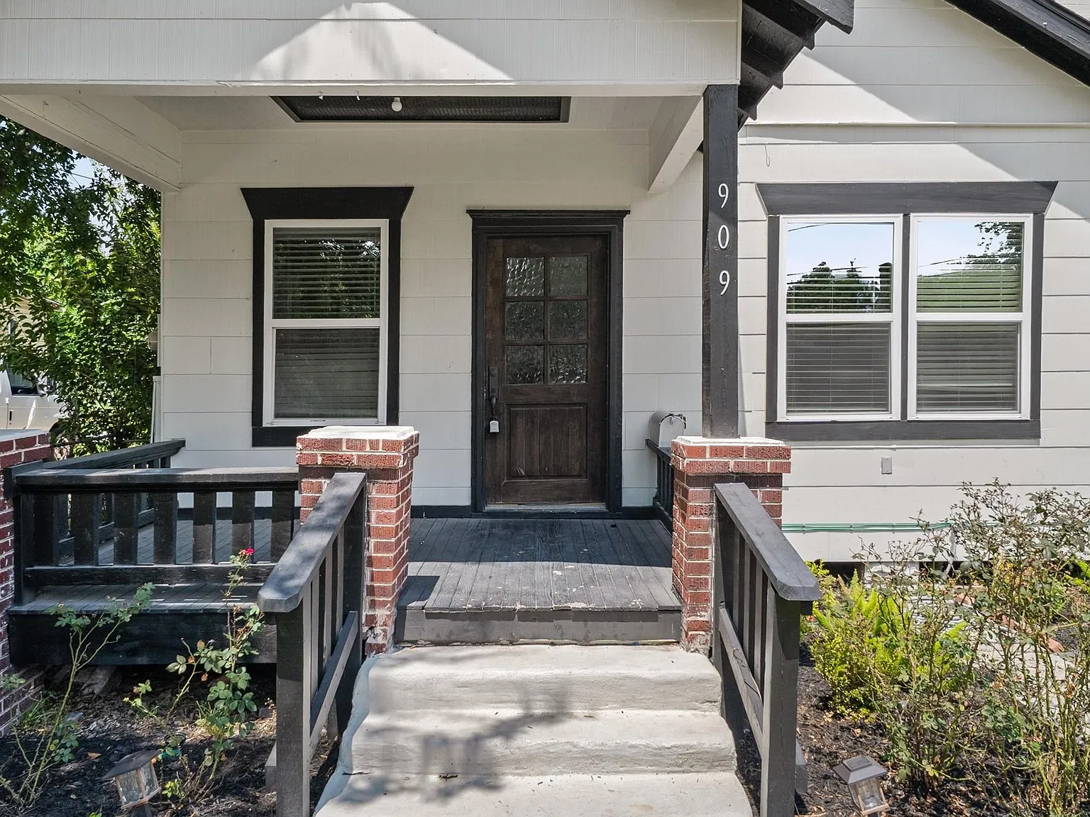 3 bed, 3.0 bath, 1879 sqft, $2,400 — Photo 2