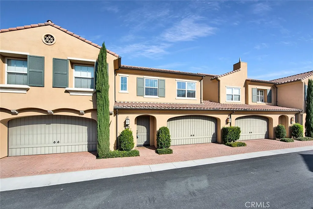 3 bed, 2.5 bath, 1554 sqft, $4,550 — Photo 2