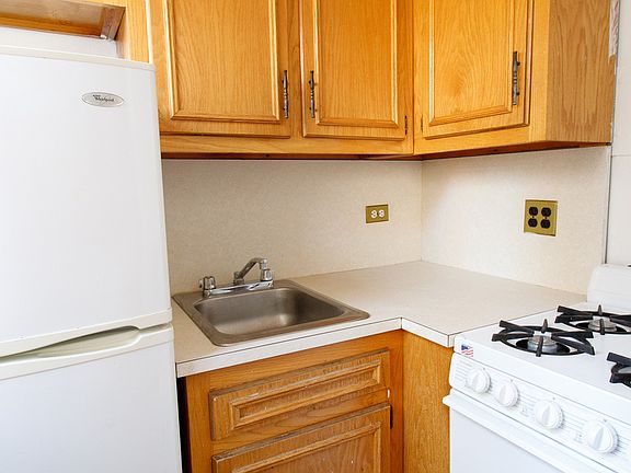 3rd image of 455 W 34th St APT 15D