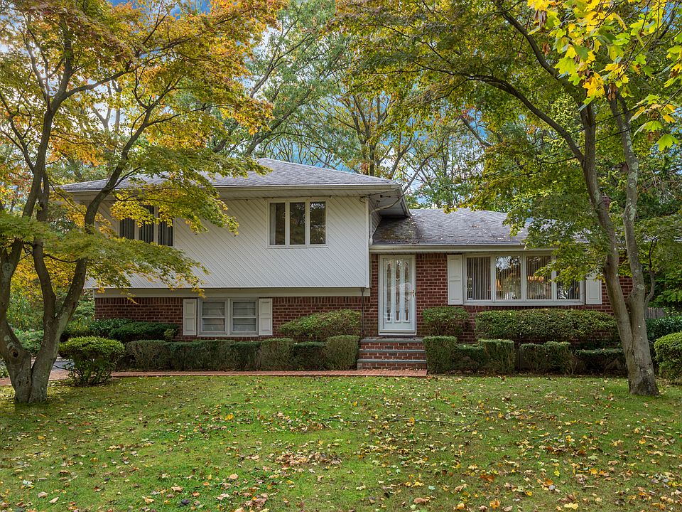 1st image of 10 Zoranne Dr