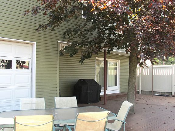 3rd image of 33 Bartlett Pl