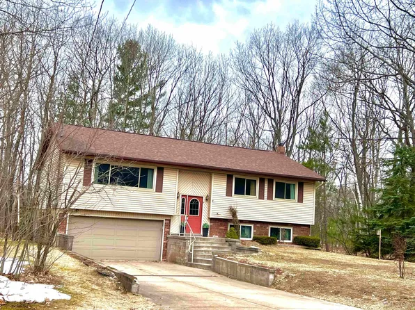 4 Lawrence Dr, Marquette, MI 49855