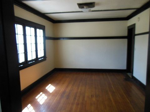 4th image of 211 E 31st St