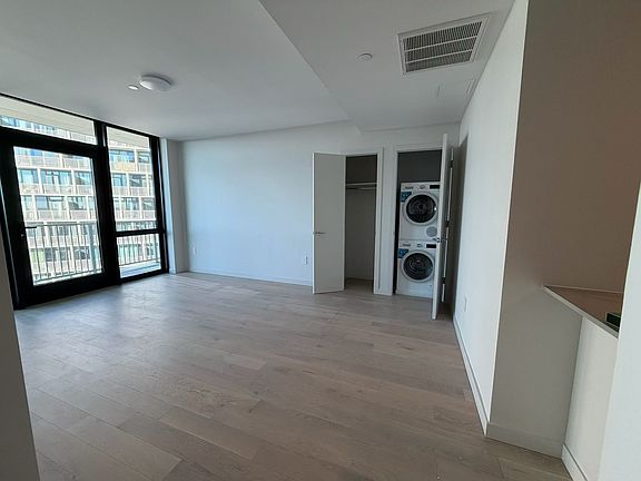 3rd image of 131-02B 40th Rd Unit 16V