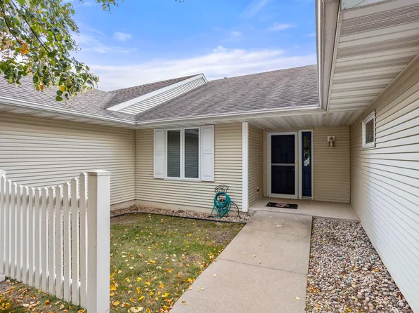 229 Lake Pointe Dr, Oshkosh, WI 54904