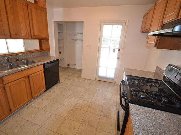 4th image of 22923 Wyandotte St