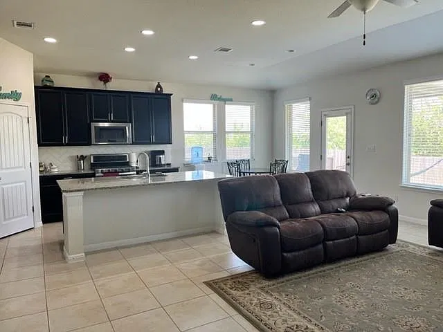 4 bed, 3.0 bath, 2334 sqft, $2,600 — Photo 3