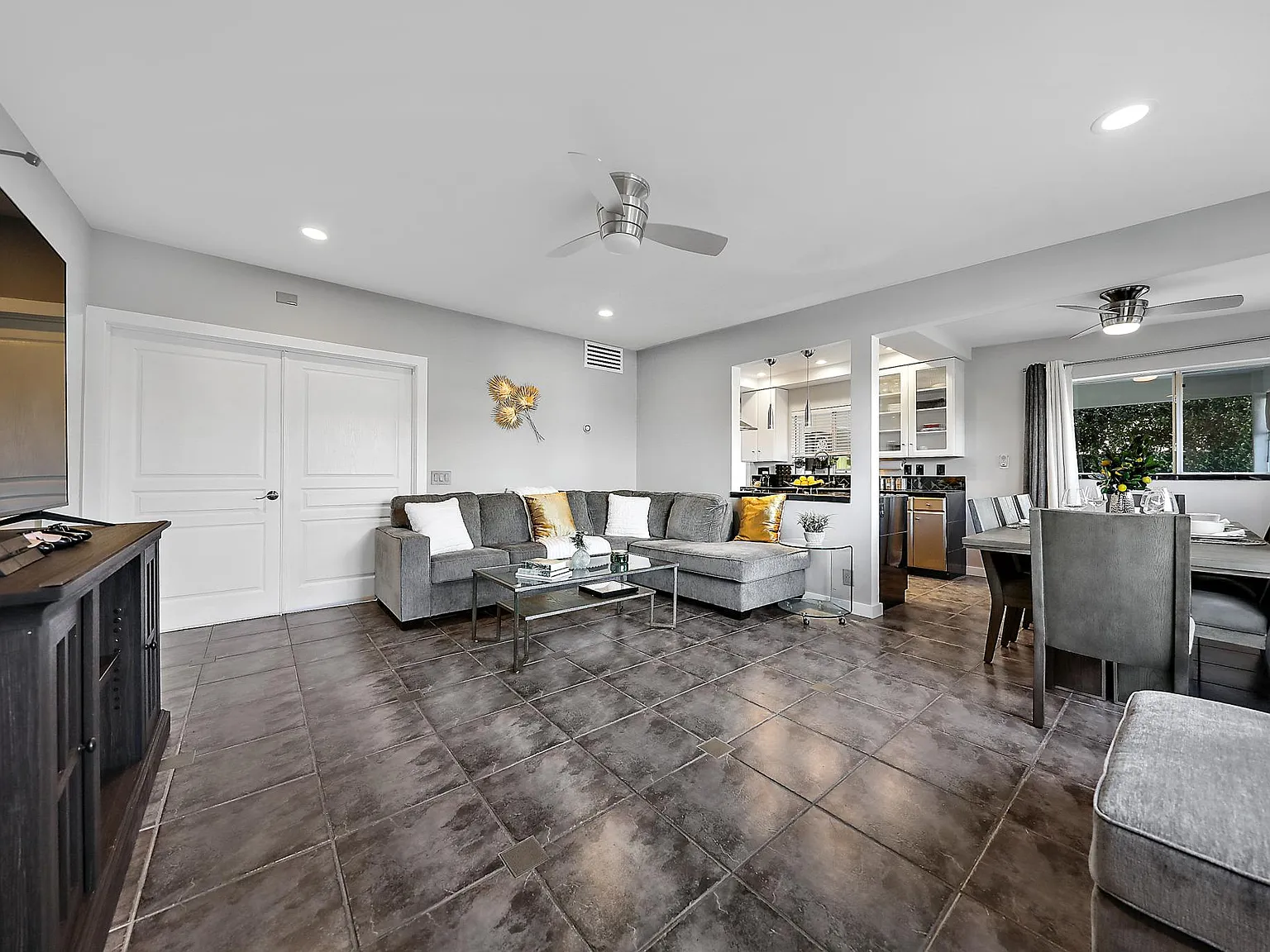4 bed, 2200 sqft, $4,500 — Photo 2