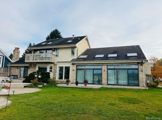 8230 Lake Pine Dr, Commerce Township, MI 48382