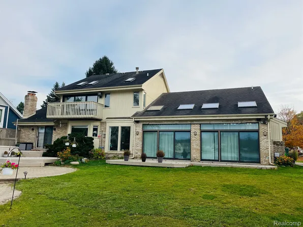 8230 Lake Pine Dr, Commerce Township, MI 48382