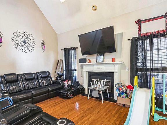 3rd image of 405 Amberly Ct
