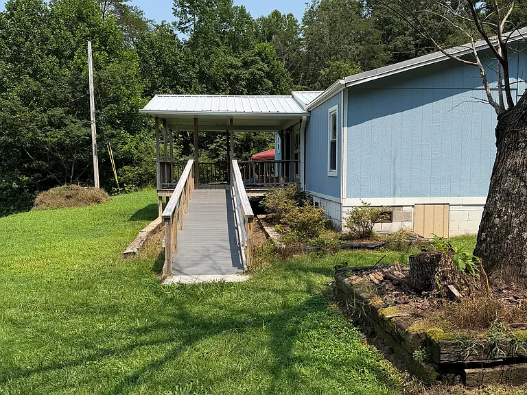 204 Aspen Dr — Photo 1