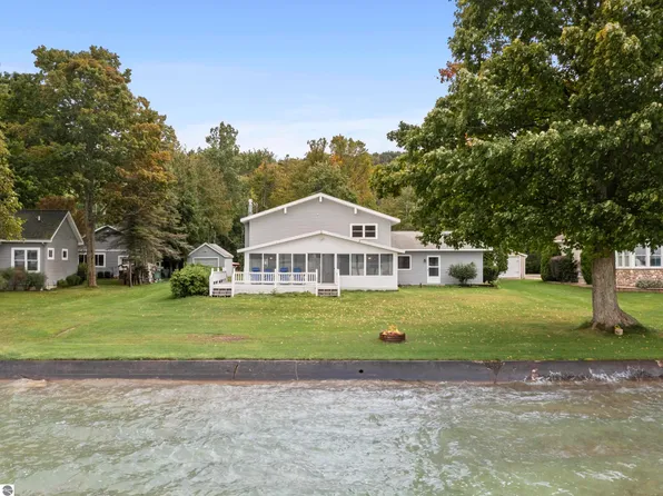 6910 Carter Rd, Beulah, MI 49617